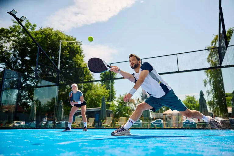 Jouer au padel